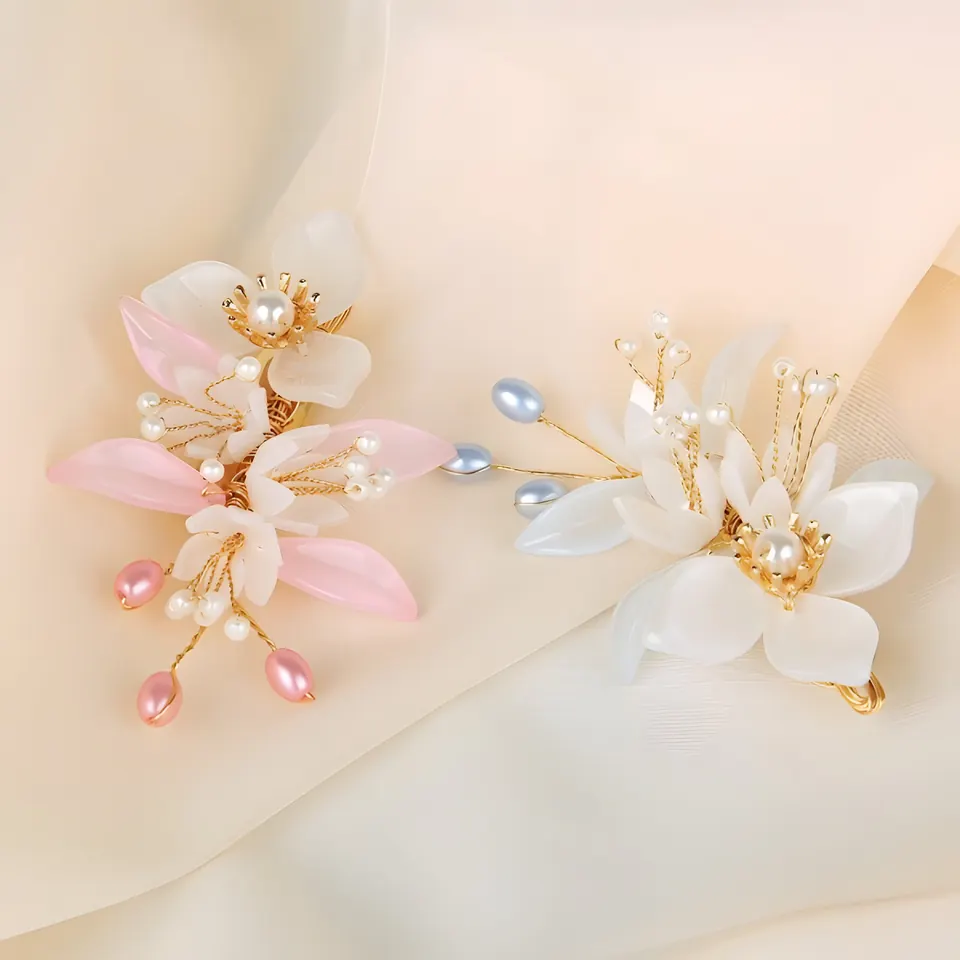 The Crystal Wire Flower Brooch, accessory from the collection, product photograph